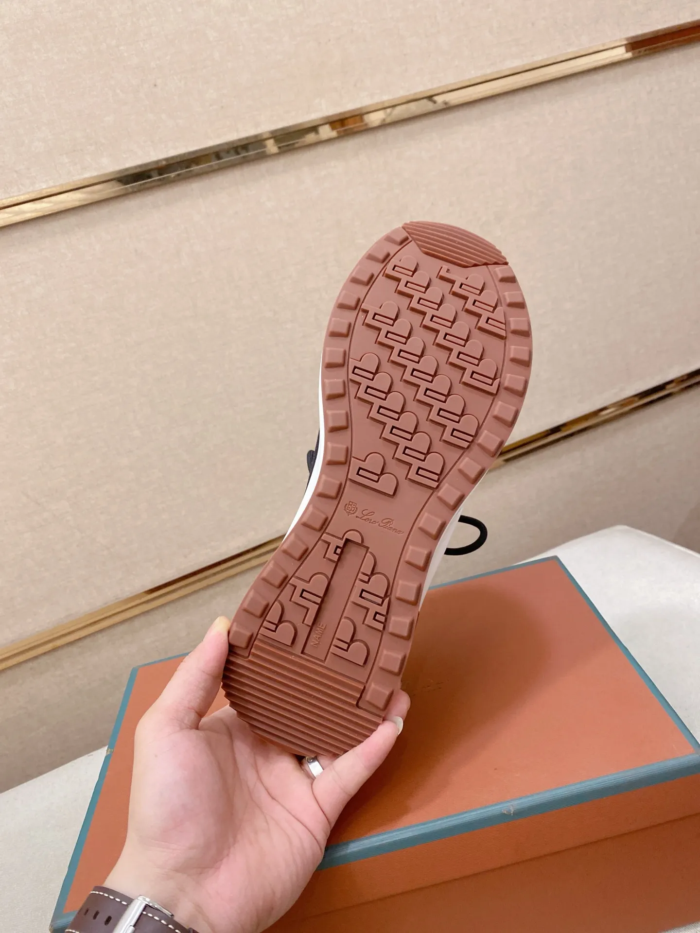 Men's shoes 💰: 462💰🔥𝐥𝐨𝐫𝐨 𝐏𝐢𝐚𝐧𝐚 lp classic loafers, an Italian treasure brand, the only brand that can match Hermès! Only after wearing it do we realize that we can’t live up to our feet. The upper is made of imported first-layer cowhide with breathable fabrics, water-dyed cowhide foot pads, and the official original glass rubber outsole and pendant. Exclusive original packaging (tag ➕ brand paper ➕ outer box ➕ hand bag) code number: 38-44. Can be customized 45-46